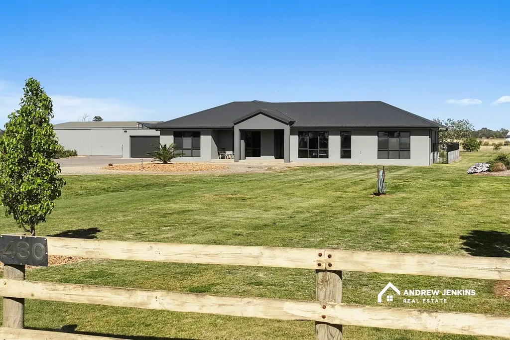 Cobram 4房  Modern Family Living on a Rare 3-Acre Lifestyle Block