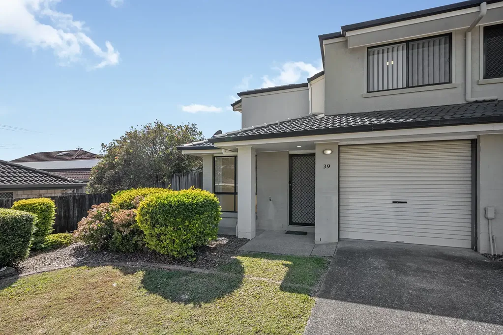 Wynnum West 3Kwarto Spacious Freshly Refurbished Townhouse in Gated Complex