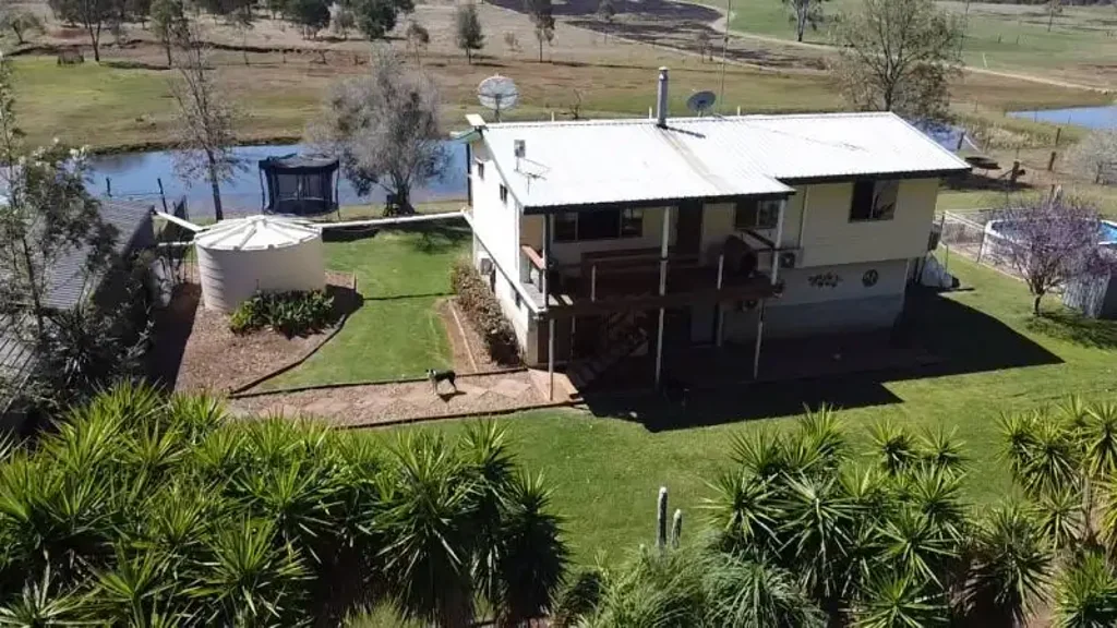 Booie 5房  A great lifestyle property for the extended family.. 5 bed, 1 bath, 3 car + studio