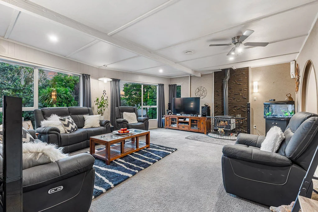 Henderson 4 Bedroom MUST BE SOLD: MASSIVE 1,305SQM UNDER CV