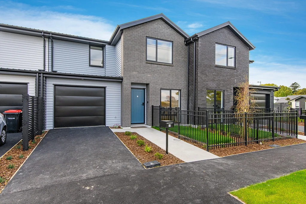 Modern 3 bedroom townhouse with garage!