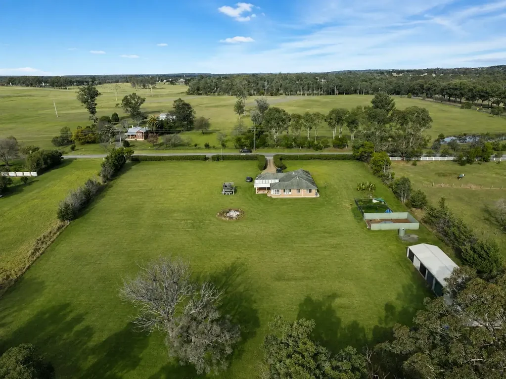 Pheasants Nest 4Habitaciones Five stunning acres with large residence and shedding