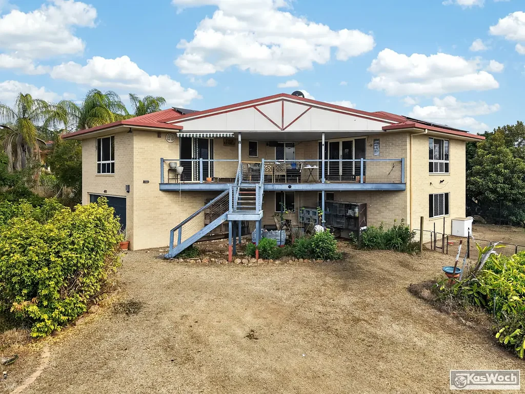 Rockyview 4chambre SPACIOUS DOUBLE STOREY BRICK HOME - 4 BED - 2 BATH - 2 LIVING AREAS - DECK - 6 CAR - 4001M2 ALLOT