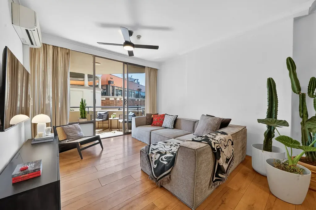 Well presented city edge home close to Hyde Park.