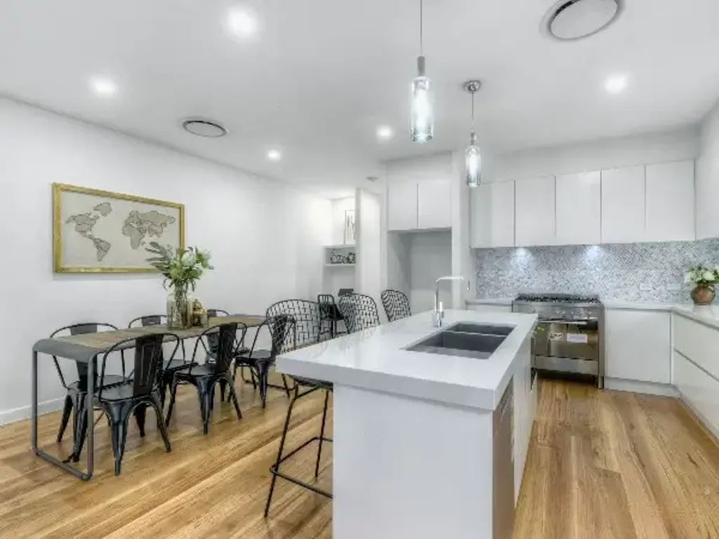 Modern Inner City  Living - Ducted Air Con - Low Maintenance Yard