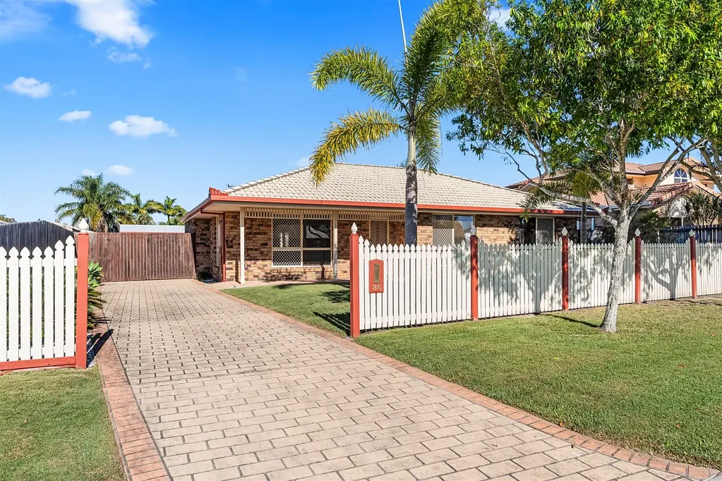 Urangan 3Zimmer Neat and Tidy Brick Home with Large Powered Shed - Room To Add Your Touch!