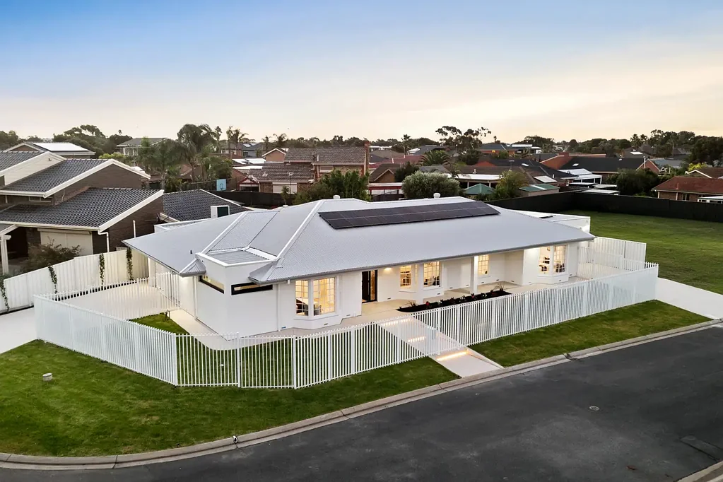West Lakes 4غرفة نوم A Boldly Reimagined Island Home Made for Lake-and-Coast Living…