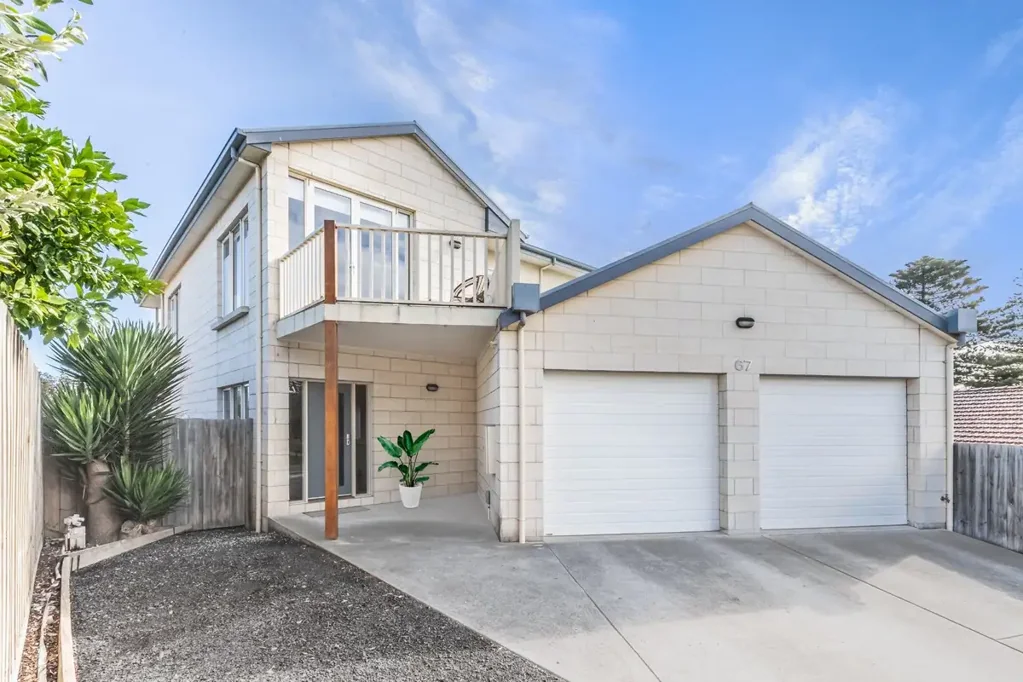 Warrnambool 3 Bedroom Sandstone Elegance With Sweeping Bay Outlook