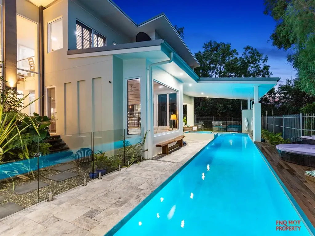Trinity Beach 5房  Absolute Beachfront, Custom-Designed Stunner!
