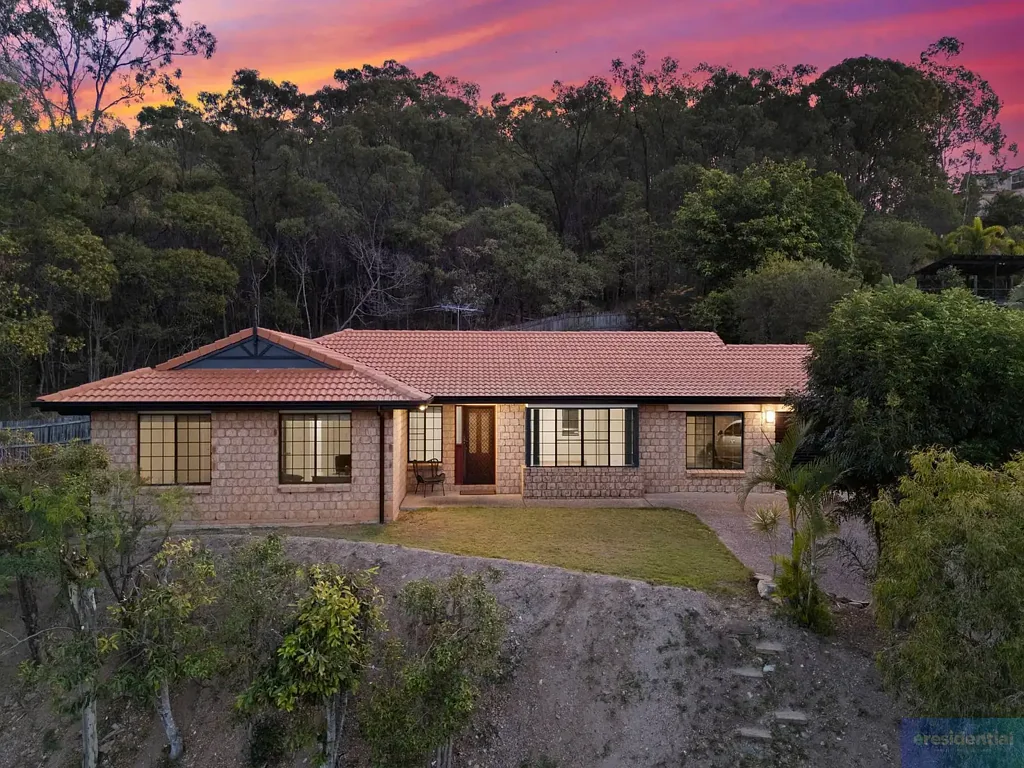 Edens Landing 4Zimmer Elevated Family Living with Sweeping Views on 1,080m²