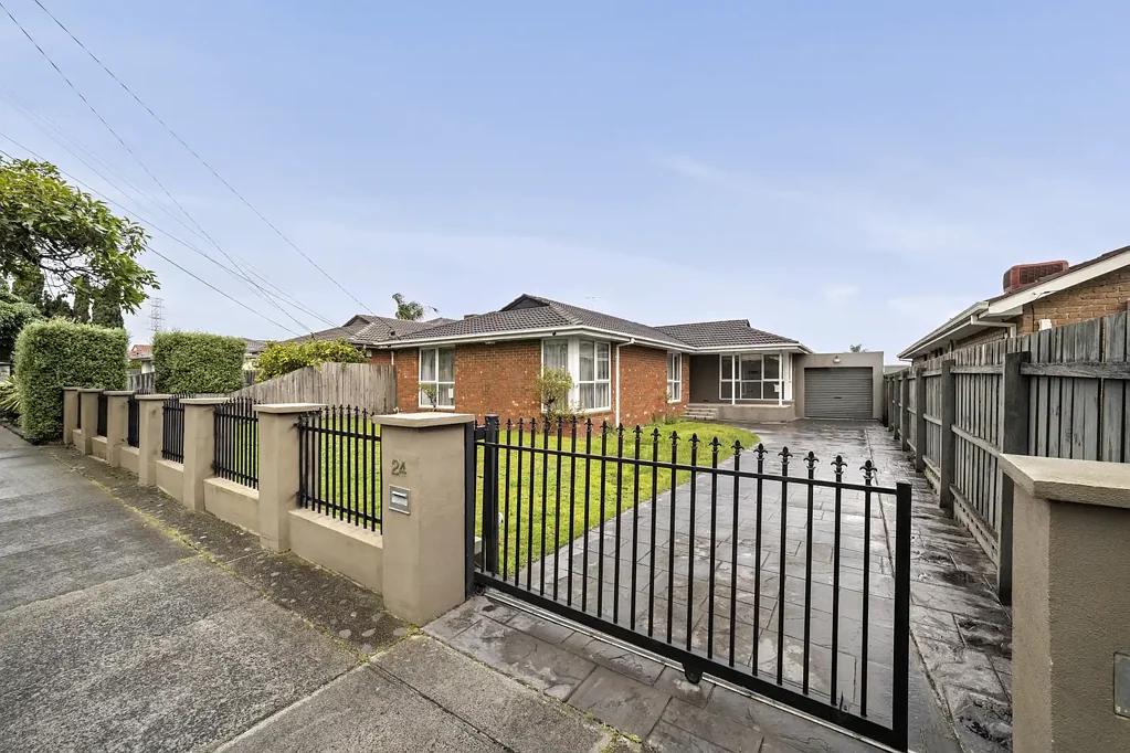 Clarinda 3Moenga Timeless Family Comfort with Space to Entertain