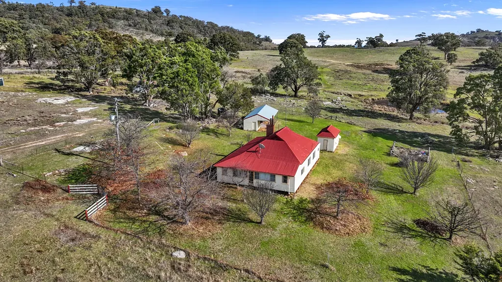 Watsons Creek  A block with scope and a mile of potential. Walk in walk out deal offered !!!