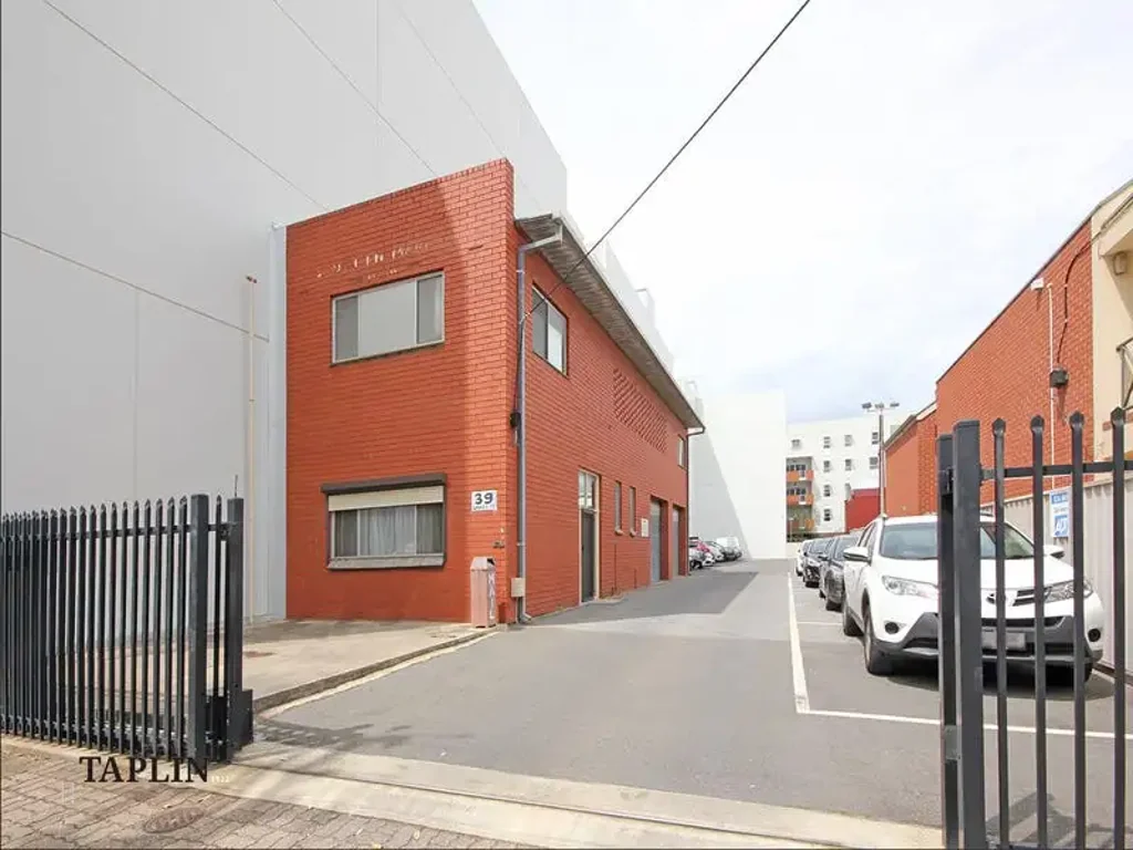 SPACIOUS TOWNHOUSE IN CENTRAL LOCATION