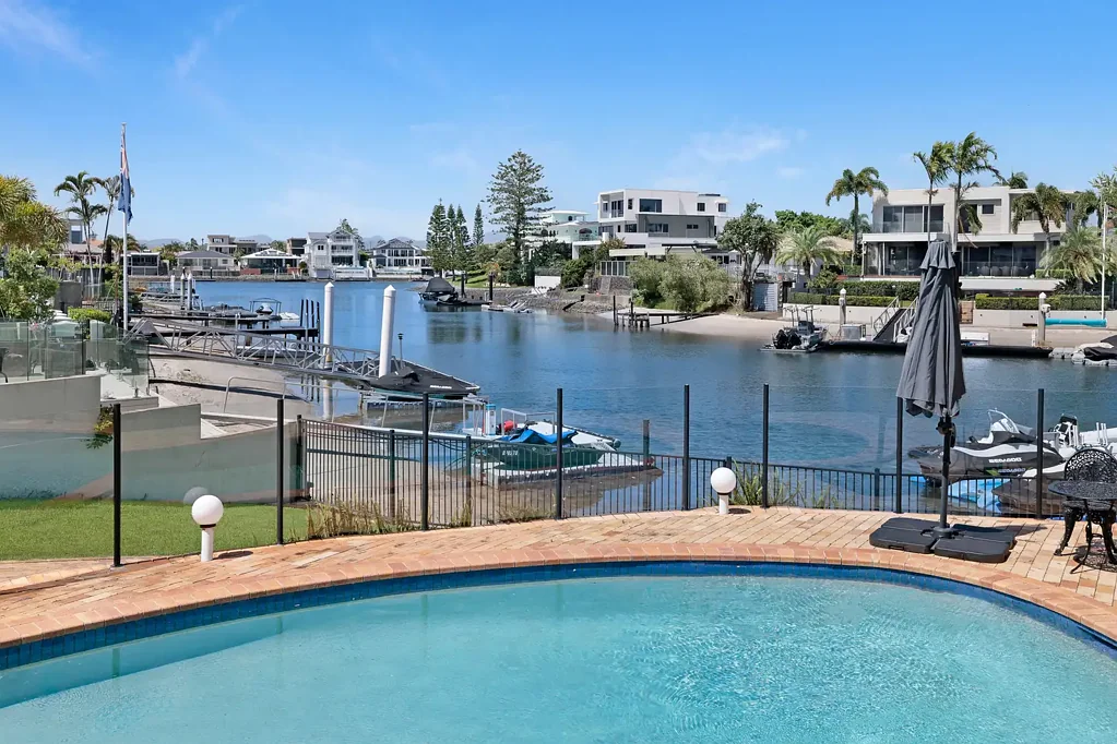 Surfers Paradise 4બેડરૂમ Carpi Waterfront Family Home – 1,100sqm Block