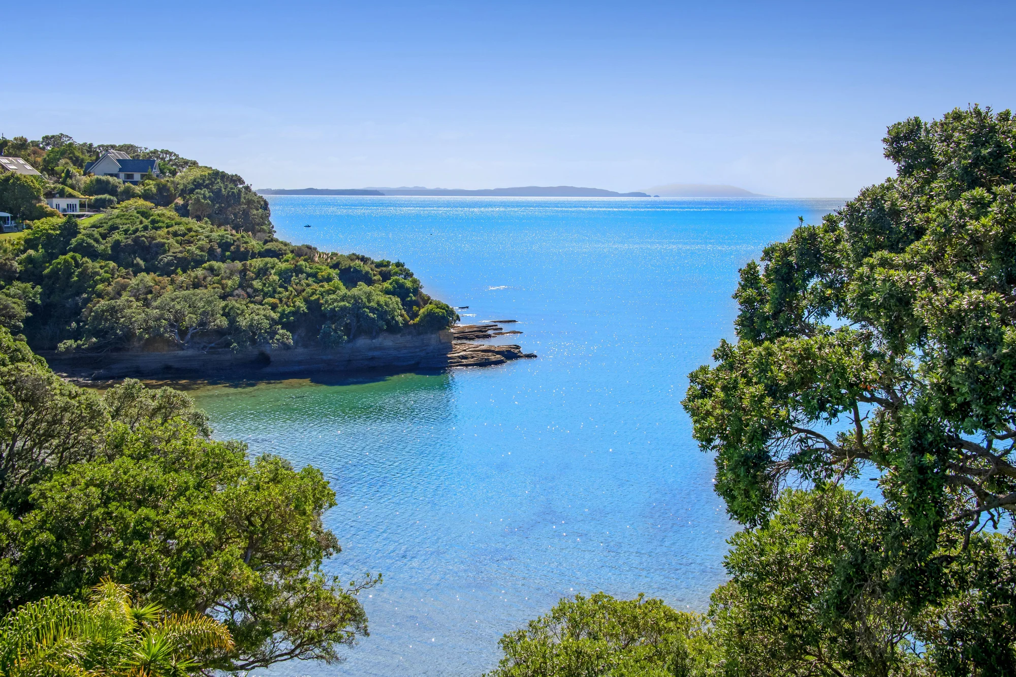 Stanmore Bay 5 Slaapkamer Whispering Pohutukawa: A private coastal retreat!