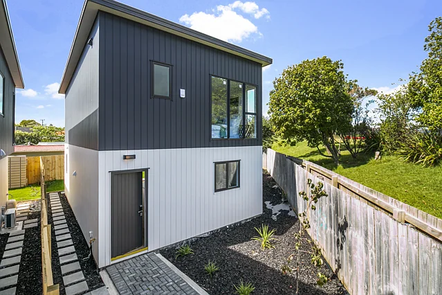 20F Fairdene Avenue, Henderson, Waitakere City