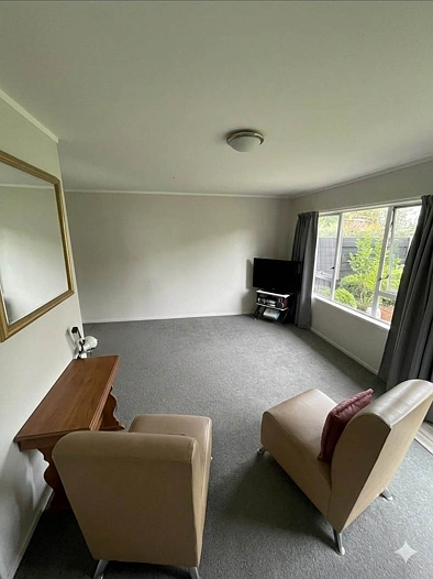 Delightful Two Bedroom End Unit in Royal Oak