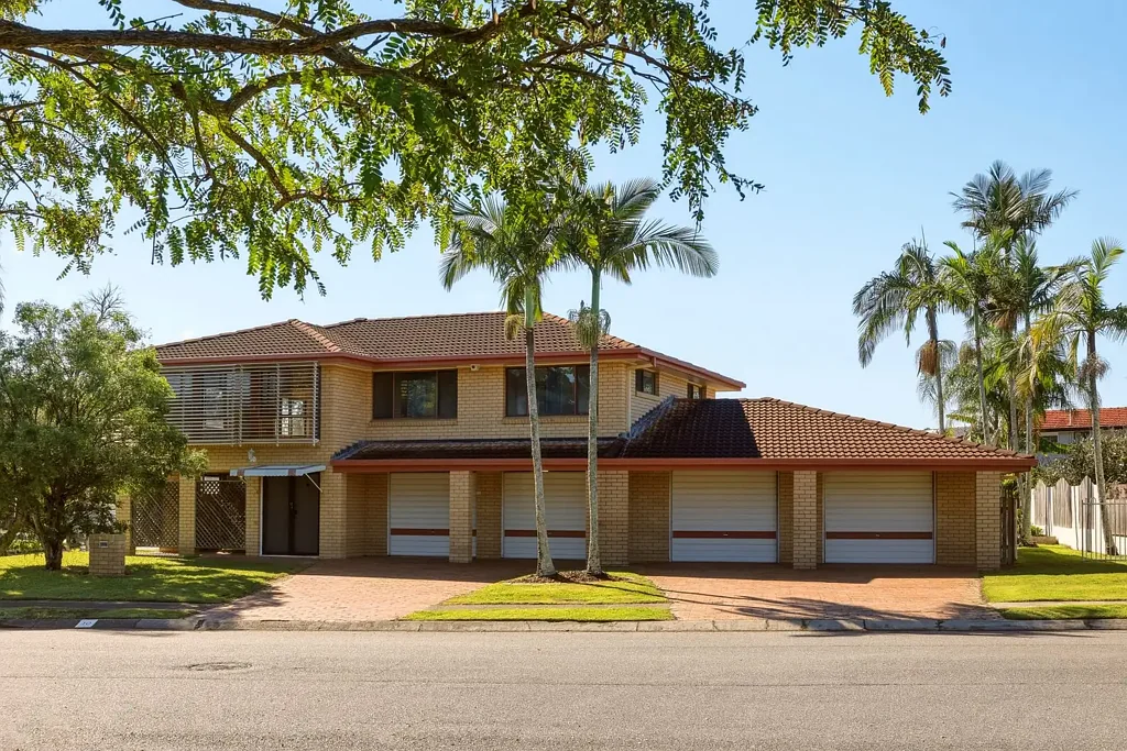 Carindale 3ห้องนอน Family Home with Dual Living on a 682m2 Corner Block