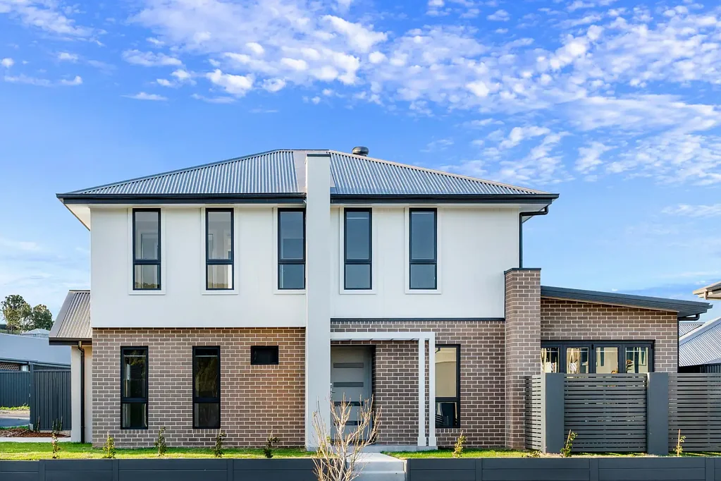 Contemporary Comfort in a Prime Calderwood Location