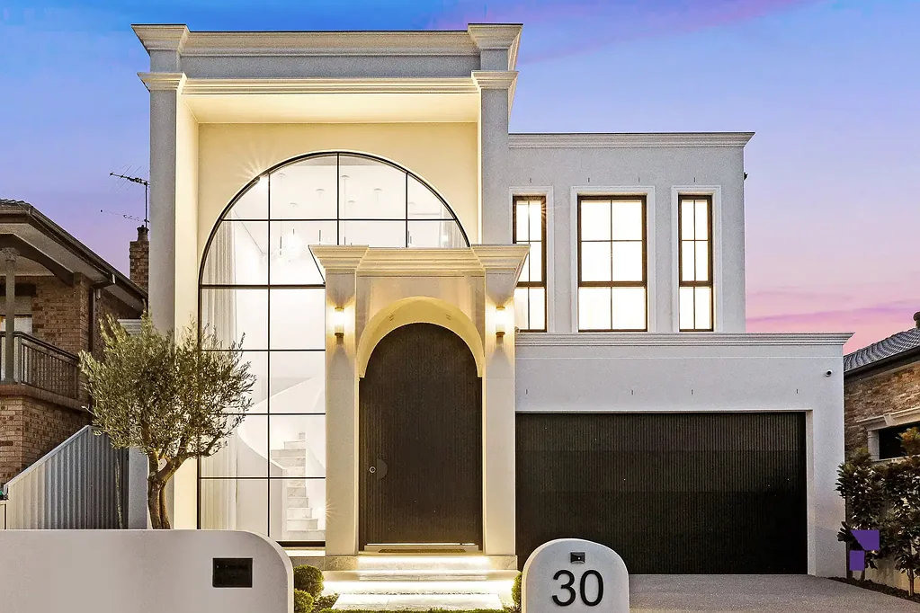 Greenacre 8ਬੈੱਡਰੂਮ Luxurious family home with granny flat and pool unveils a vision of contemporary elegance