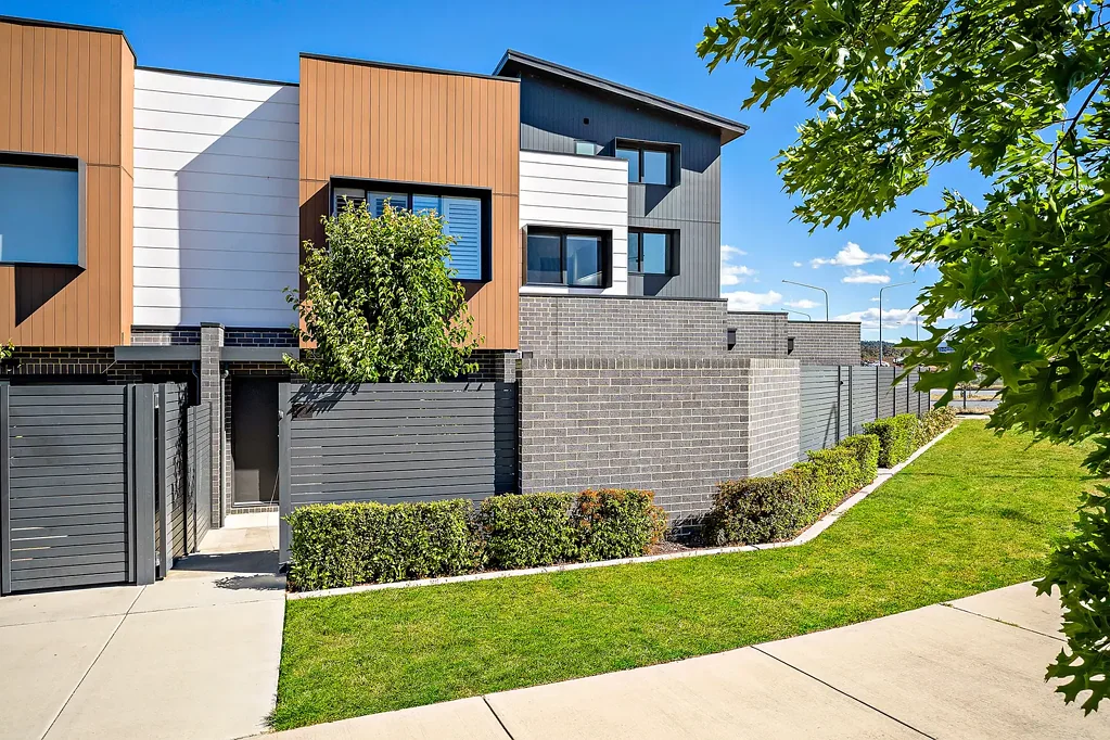 2/2 Telfer Street, Coombs, ACT 2611