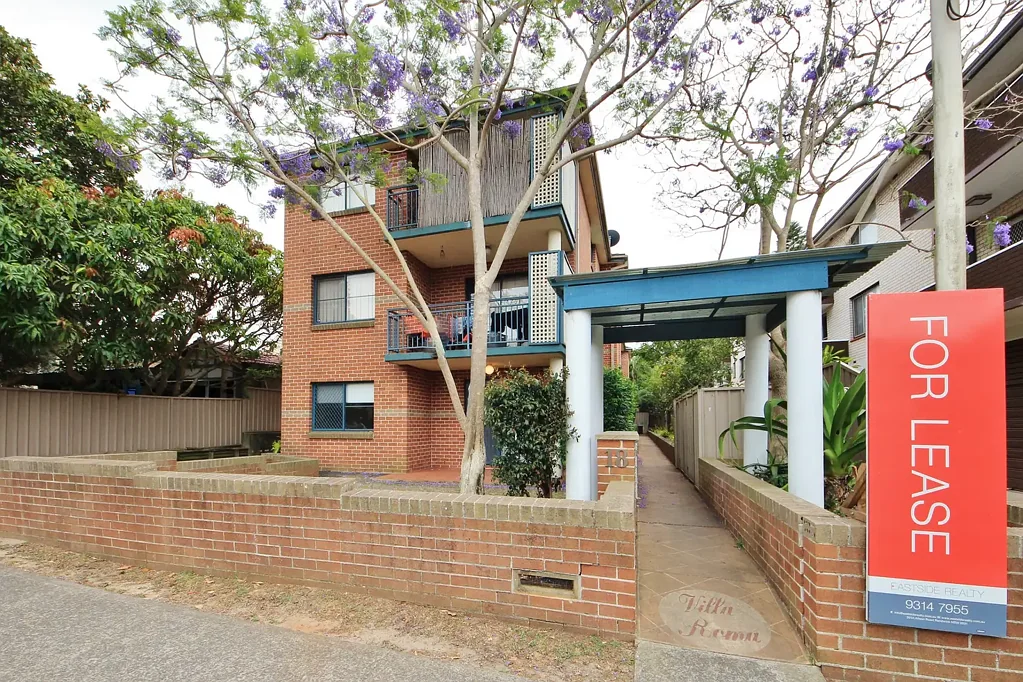 TOP FLOOR ONE BEDROOM APARTMENT WITH BALCONY & SECURE PARKING