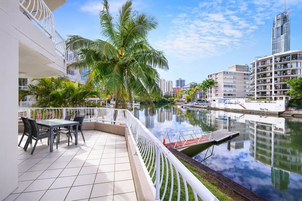 Surfers Paradise 2 Bedroom Surfers Del Rey – Stunning Riverfront Apartment with Expansive Balcony