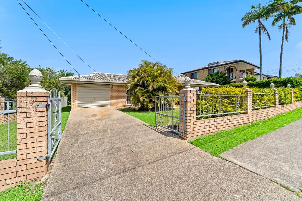 Collingwood Park 4房 Redbank Plaza对面 四卧宽敞 主卧套间 低维护后院 步行生活圈 A Warm & Welcoming Home in a Great Location!