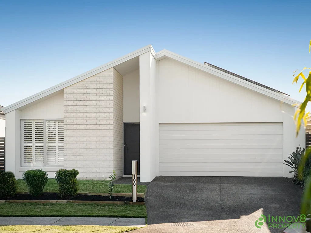 Strathpine 4房  几乎全新的现代住宅，拥有流畅的建筑线条、开放式生活空间、高端装修以及一个闪闪发光的地下泳池！ Near-New, Contemporary Home Featuring Sleek Architectural Lines, Open-Plan Living, High-End Finishes & A Sparkling In-Ground Pool!