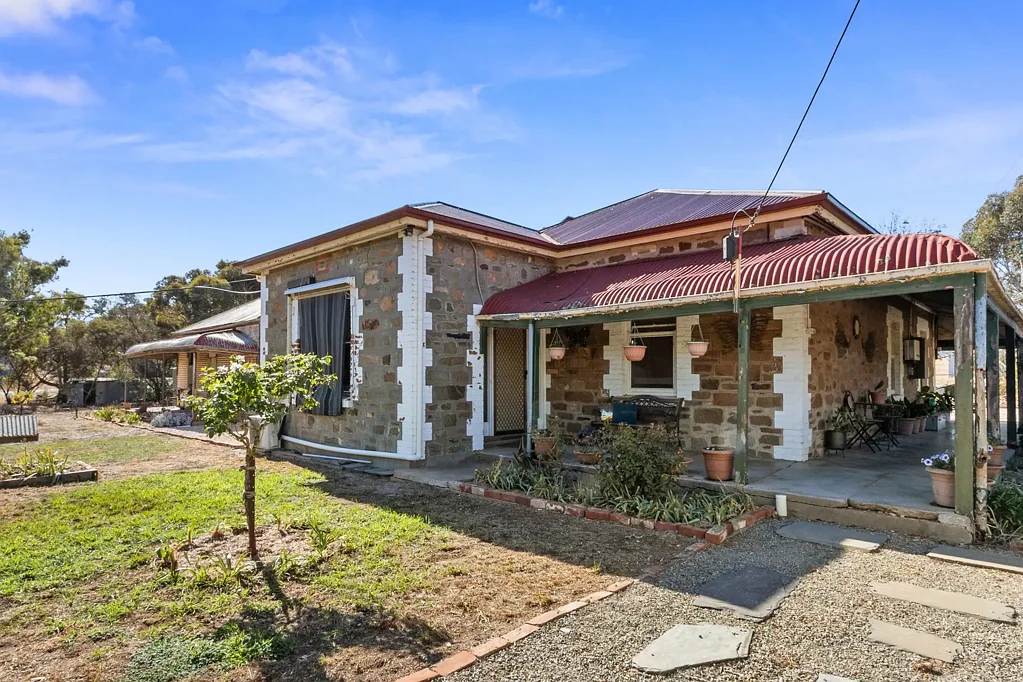 Hallett 3कमरा Spacious Stone Home with Exceptional Outdoor Amenities..