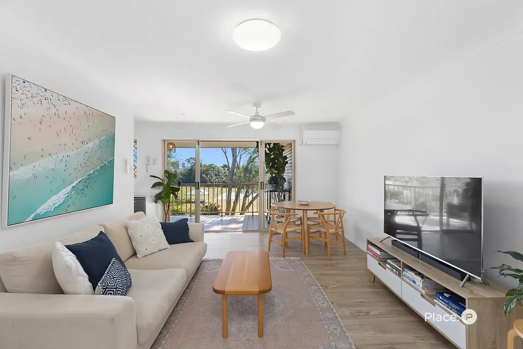 Coorparoo 2ห้องนอน Top-Floor Parkside Living with City Views
