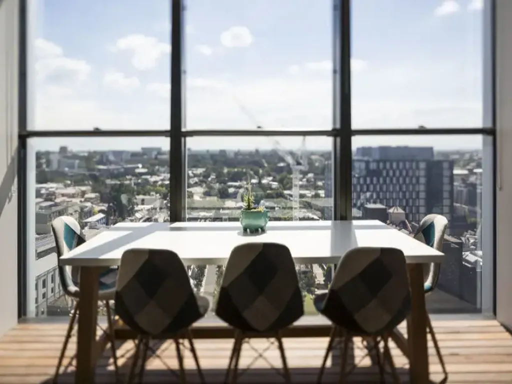 Stunning Unfurnished High level 3 bedroom 2 bathroom 1 car park with a nice city view!!
