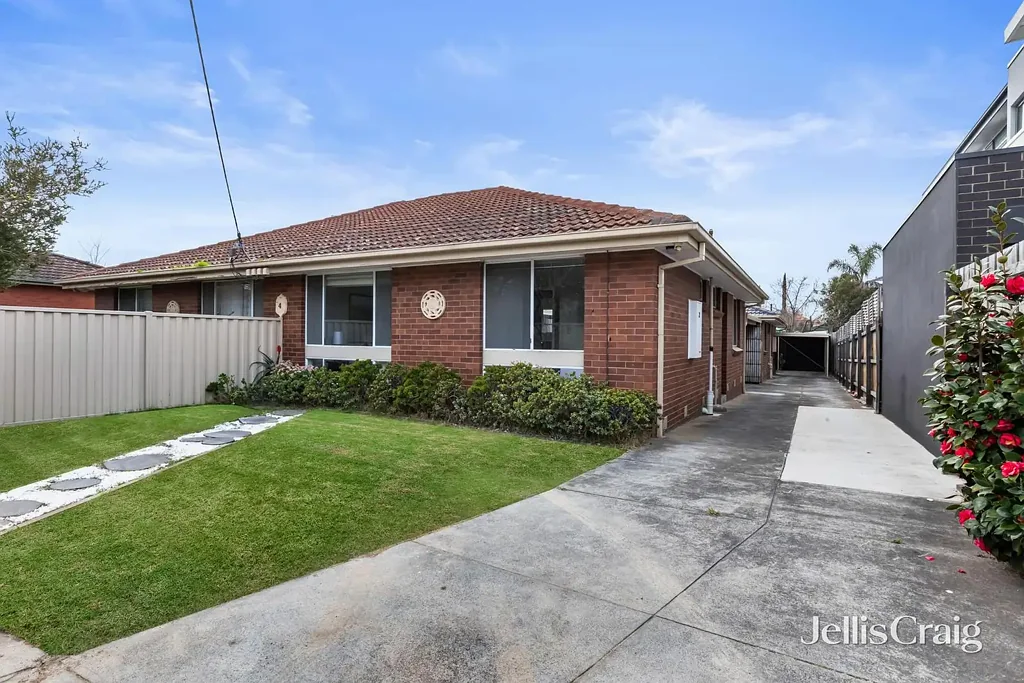 Mckinnon 2房 顶级学区别墅 Fisher and Paykel厨房 人工草皮庭院 步行便利生活 Parkside privacy in McKinnon’s heart