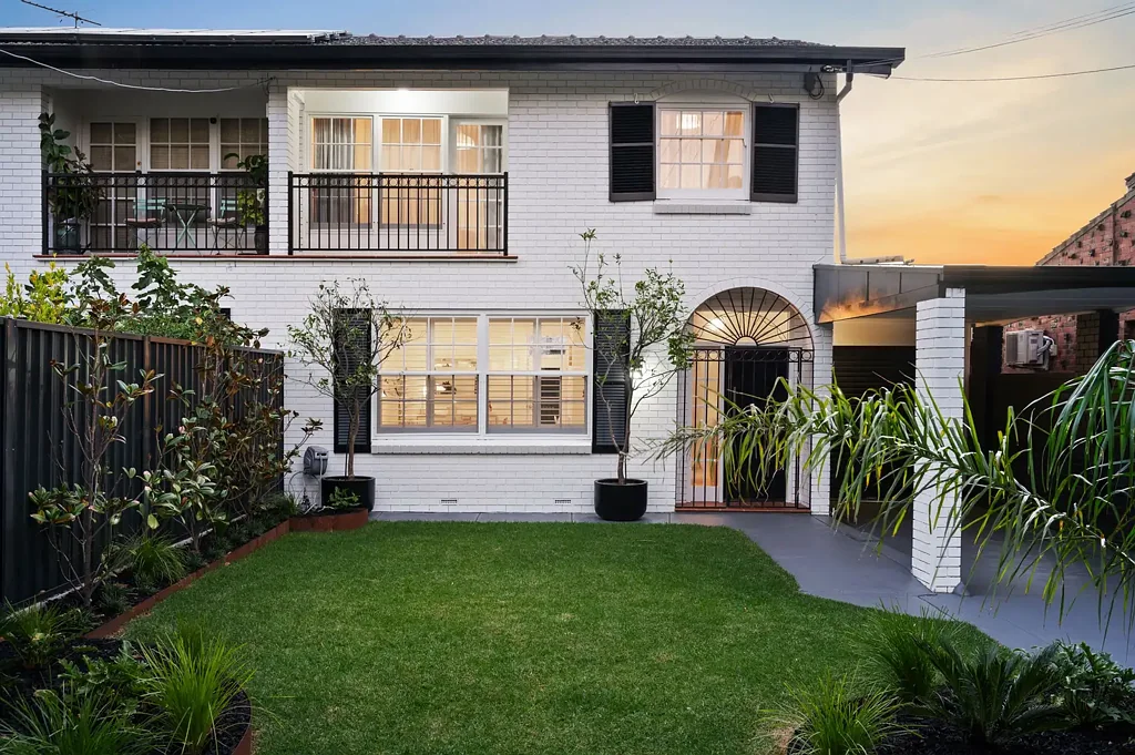 Burnside 3chambre Designer Renovation Sees Style, Sophistication & Lifestyle Come to Life.