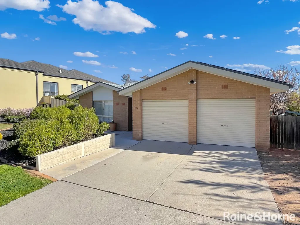Fantastic Four Bedroom Jerrabomberra Home!
