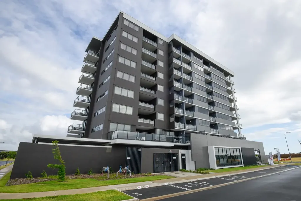 East Mackay 3બેડરૂમ Dual-Key Investment with Ocean Views Just One Street from the Beach !