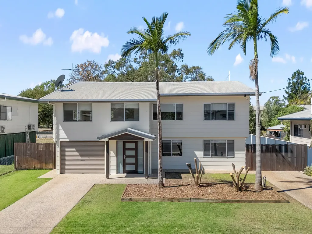 Emerald 5ਬੈੱਡਰੂਮ DUAL LIVING RESIDENCE WITH SHED BACKING ONTO PARKLAND