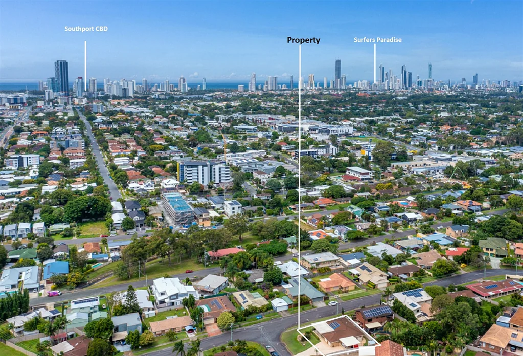 Southport 3Phòng ngủ Prime Elevated Home with Stunning Views and Redevelopment Potential  647sqm Corner Block