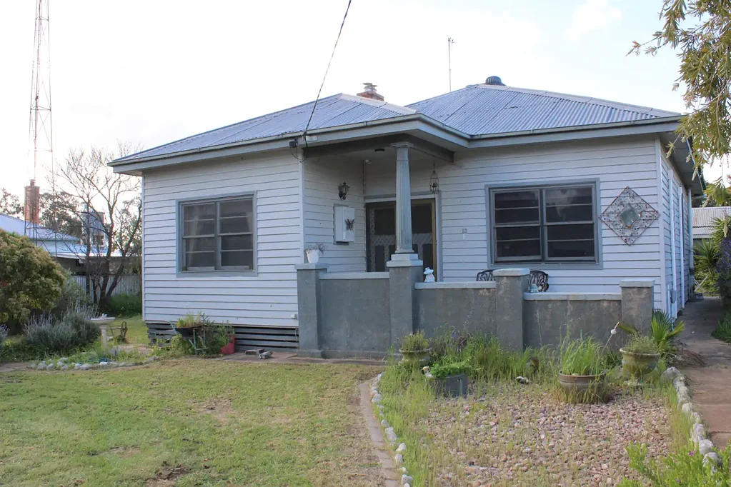 Kaniva 2房  Great Entry Level Home Set on Large Block!