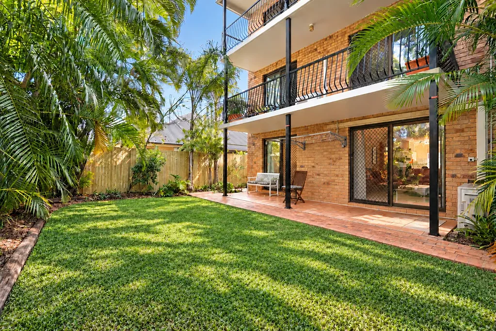 Ascot 2कमरा Ground Floor Residence in Tightly-Held Complex