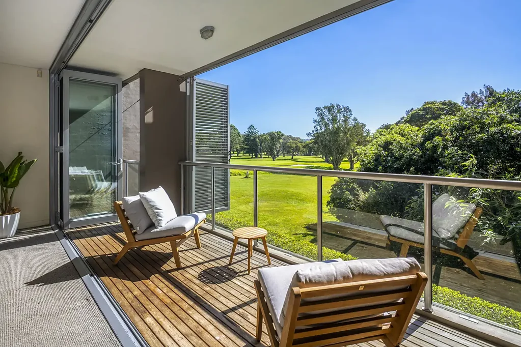 Manly Vale 2ਬੈੱਡਰੂਮ Resort lifestyle with north-facing golf course outlook