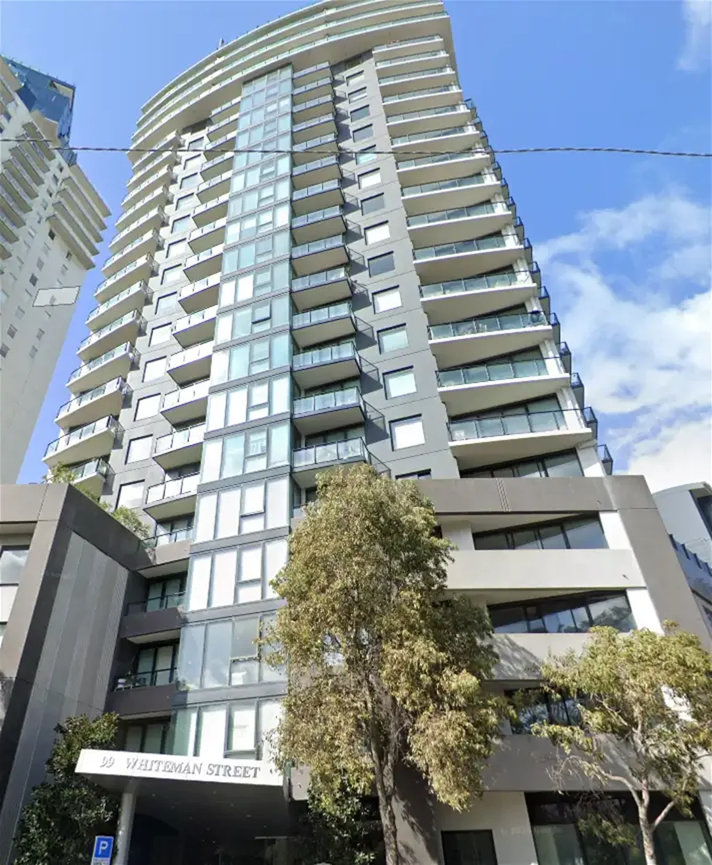 Modern 2-Bedroom Apartment with Parking in Prime Southbank Location