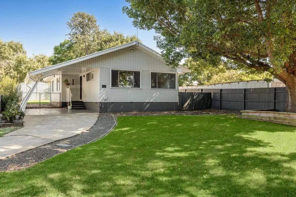 Beautiful Centenary Heights Home in a Peaceful Cul-de-Sac