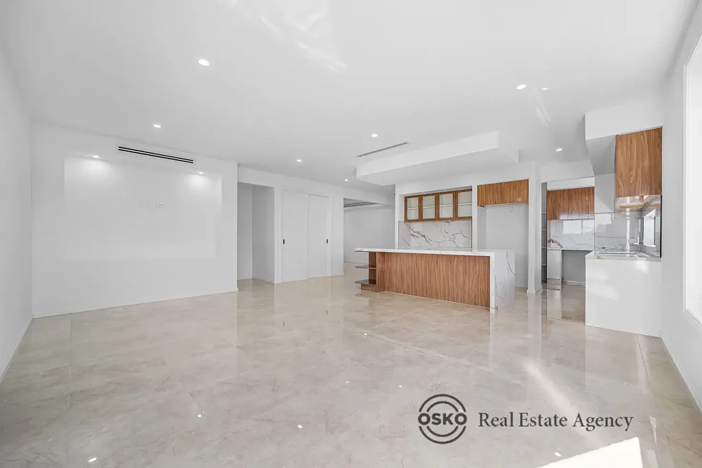 Deanside 4침실 BRAND NEW LUXURY IN MONARCH ESTATE | A DISPLAY-HOME INSPIRED FAMILY MASTERPIECE
📍 215 Sinclairs Road, Deanside VIC 3336