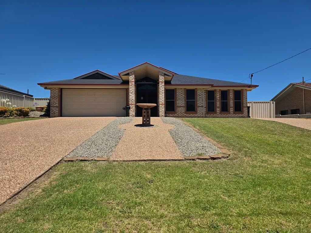 Stanthorpe 4房  ELEVATED FAMILY HOME IN A SOUGHT AFTER LOCATION