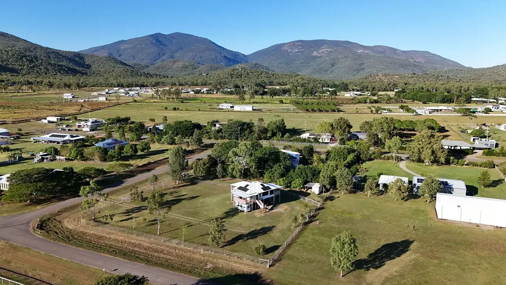 Alligator Creek 3Zimmer Peaceful Acreage Escape with Elevated Living - Sea Breezes, Views and Space!