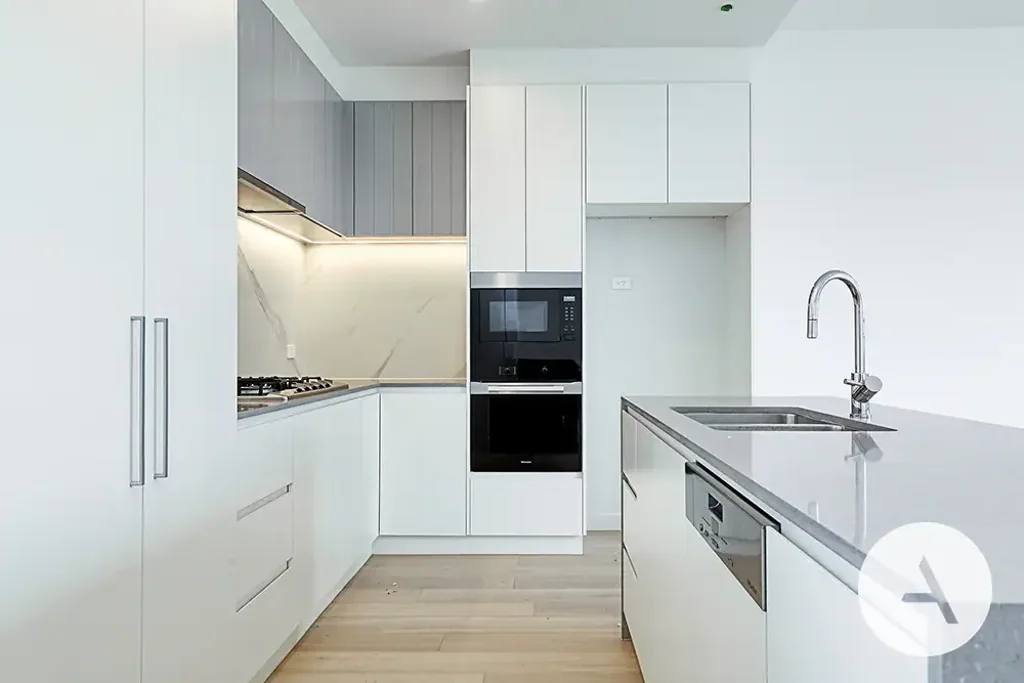 Sophisticated Three-Bedroom Townhouse withVersatile Living Spaces