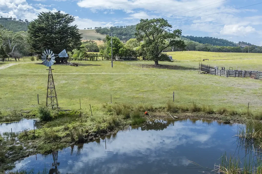 Lancefield 4બેડરૂમ Springbank. 130 acres. Five dams. Two road frontages. Valley views.