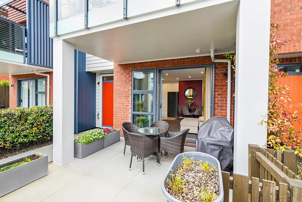 1-Bed Apartment + Carpark & Courtyard