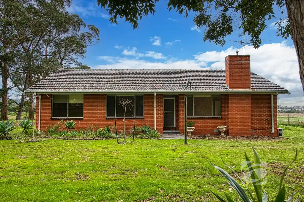 LIFESTYLE LIVING ON 7.5 ACRES